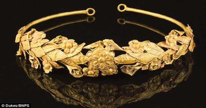 Hombre encuentra una corona de oro puro de 2.300 años de antigüedad bajo su dormitorio Hombre encuentra una corona de oro puro de 2.300 años de antigüedad bajo su dormitorio