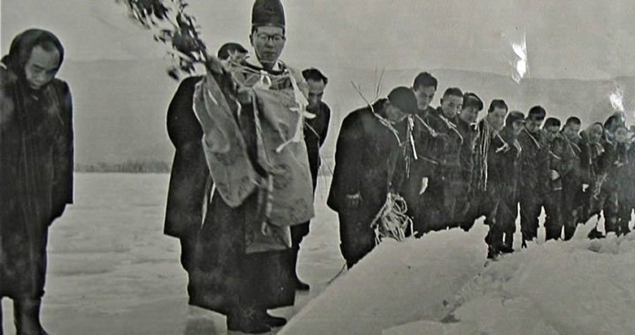 sacerdotes santoistas durante la formación de omiwatari. clima japon