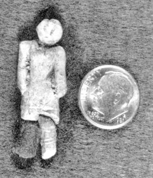 La figurilla de Nampa en comparación con una moneda.