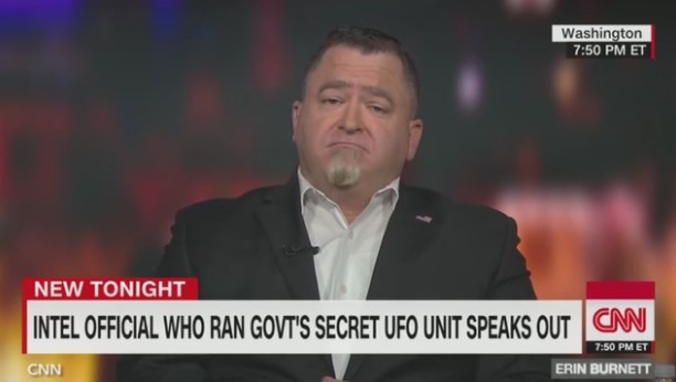 Luis Elizondo, el hombre que encabezó la secreta investigación de OVNIs para el Pentágono, ha revelado cómo funcionan los OVNIs