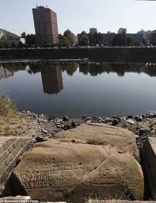 Las «piedras del hambre» y fueron elegidas en el pasado para registrar los bajos niveles de agua del río