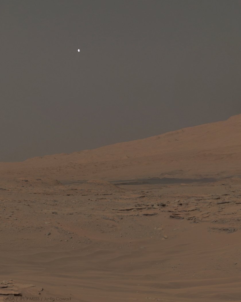 Phobos visto sobre el Monte Sharp, Marte