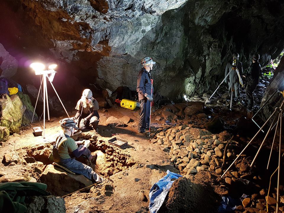 Descubren puerta medieval oculta en castillo de Escocia que conduce a cuevas 