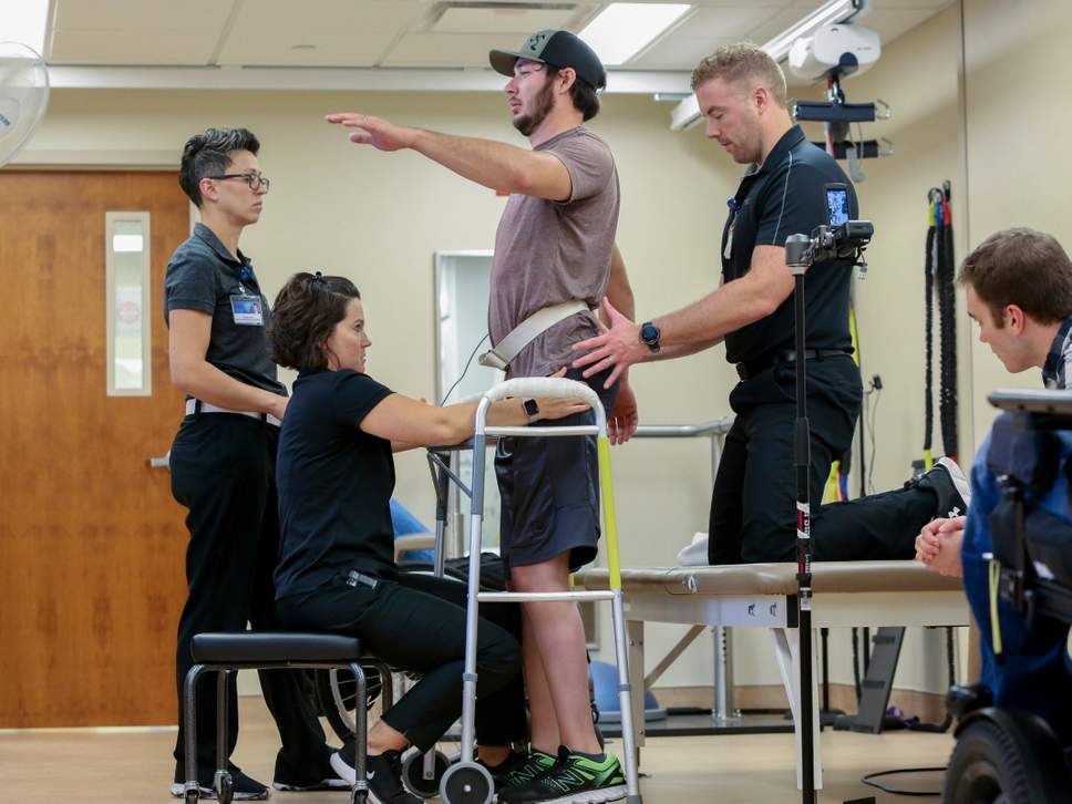 Hombre parapléjico camina de nuevo gracias a implante controlado por su mente