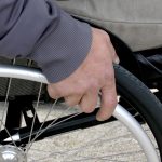 Hombre parapléjico camina de nuevo gracias a implante controlado por su mente