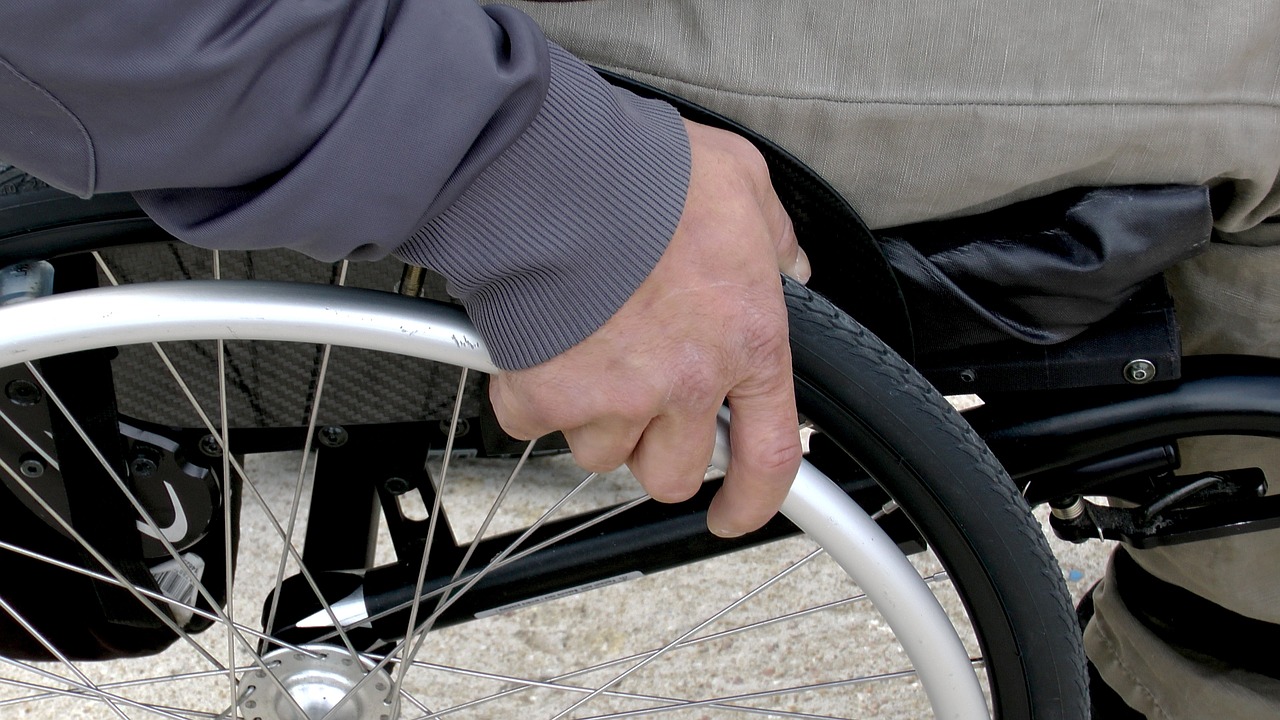 Hombre parapléjico camina de nuevo gracias a implante controlado por su mente