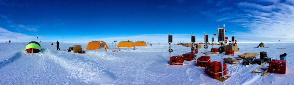 Instalación de una estación sísmica cerca del borde norte de la Plataforma de Hielo de Ross