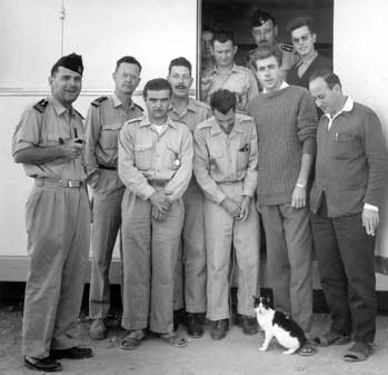 Félicette junto a once miembros humanos del equipo de la misión espacial francesa.