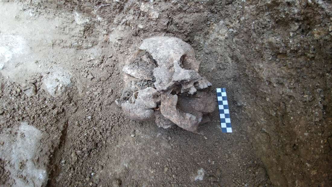 El esqueleto de un niño de 10 años que tenía una gran roca insertada en su boca fueron descubiertos en un cementerio italiano del siglo quinto.