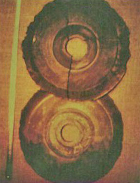 Fotografía instantánea de Ernst Wegerer en un museo de China. Los discos concuerdan con la historia de los Discos Dropa. Fotografía instantánea de Ernst Wegerer en un museo de China. Los discos concuerdan con la historia de los Discos Dropa.