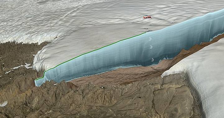 El cráter (destacado en azul) fue identificado gracias a los datos recolectados por la NASA