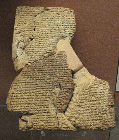 Tablilla cuneiforme con la historia de Atrahasis en el Museo Británico.