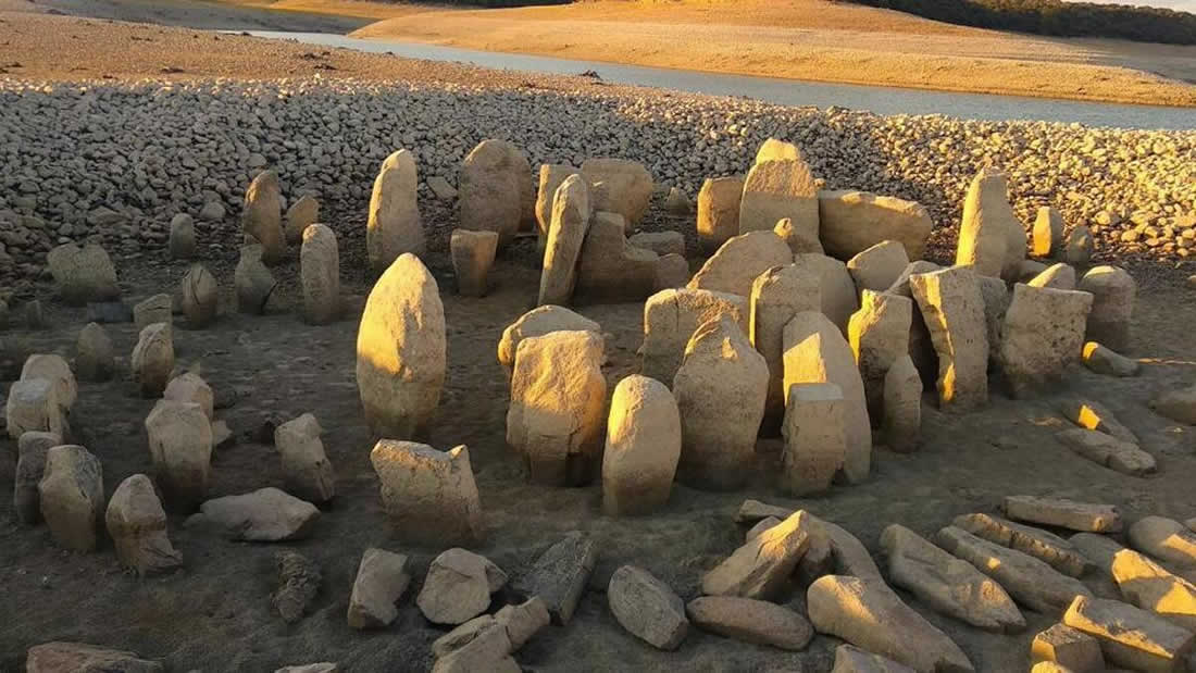 Emerge monumento megalítico de 5.000 años que estaba oculto bajo las aguas de un embalse