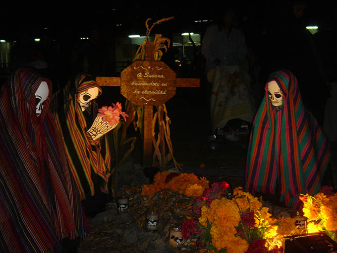 Muestra de ofrendas de día de muertos, en Las Islas de la UNAM