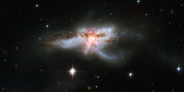 Descubren tres agujeros negros supermasivos en el núcleo de una galaxia