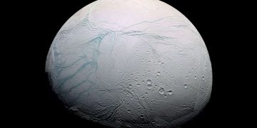 Científicos revelan por qué una de las lunas de Saturno tiene «rayas de tigre»