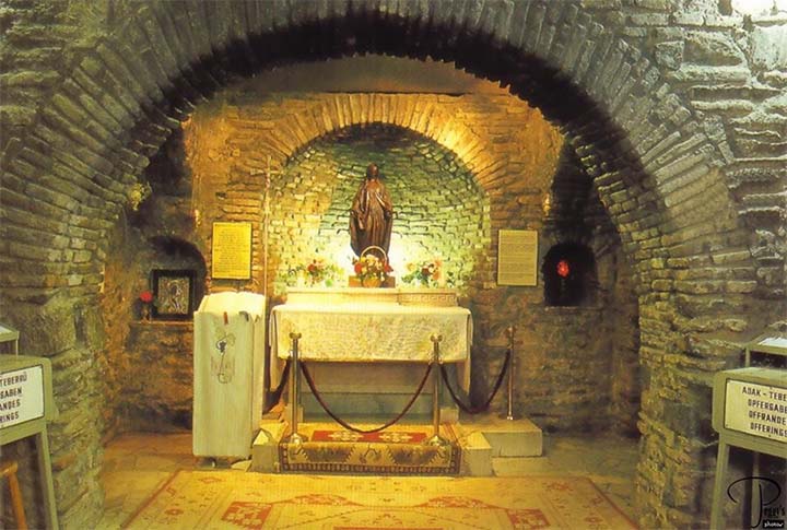 Altar en el interior de la casa Virgen María