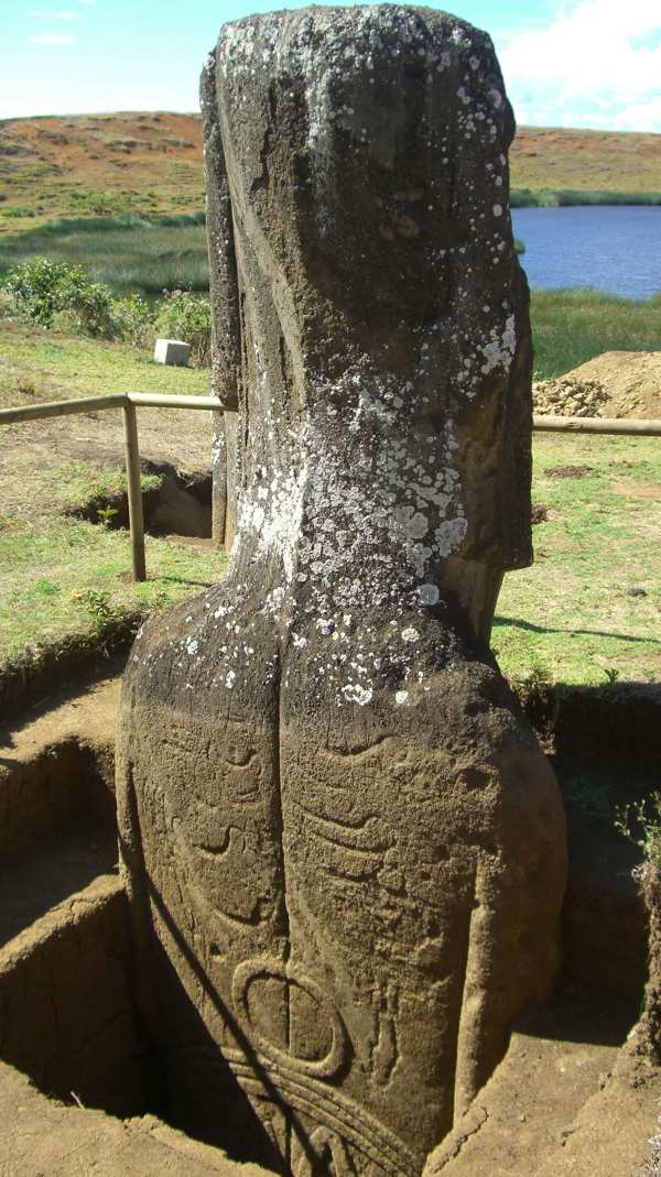 Petroglifos (arte rupestre) en la parte posterior de un Moai