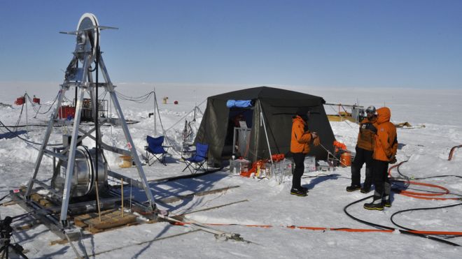 Científicos trabajando en el glaciar Thwaites