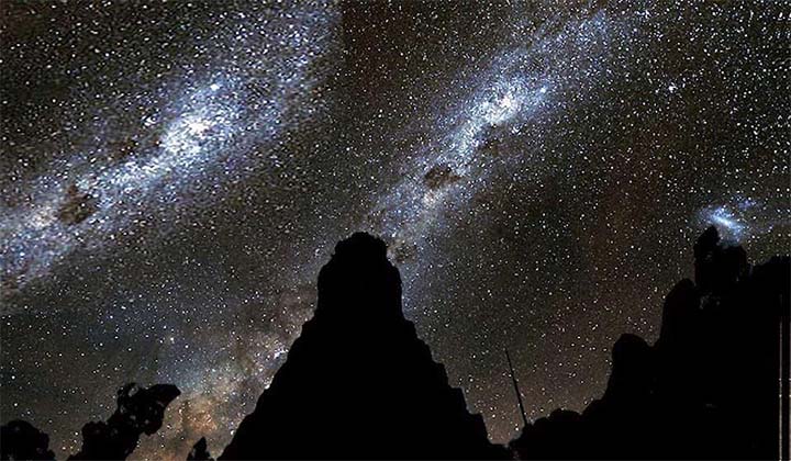 Tikal de noche