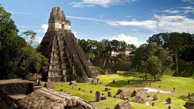Tikal, la antigua ciudad Maya y sus pirámides ceremoniales