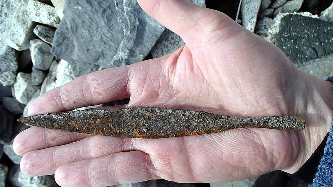Hallan punta de flecha vikinga de 1.500 años luego del derretimiento de un glaciar