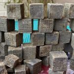 Encuentran 60 cubos metálicos con enigmáticas inscripciones en un río