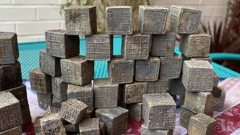 Encuentran 60 cubos metálicos con enigmáticas inscripciones en un río