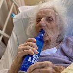 Mujer de 103 años vence el coronavirus y celebra con una cerveza fría