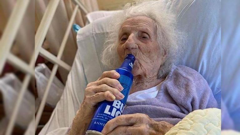 Mujer de 103 años vence el coronavirus y celebra con una cerveza fría