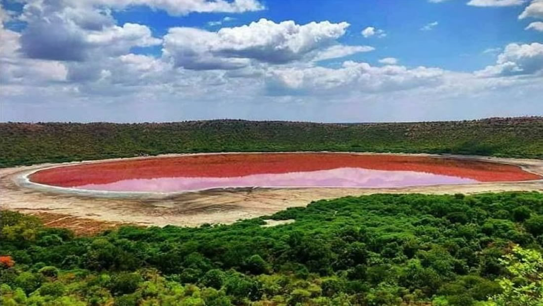Lago creado por un meteorito sorprende al cambia de color repentinamente