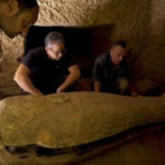 Descubren 13 ataúdes de 2.500 años de antigüedad completamente sellados e intactos