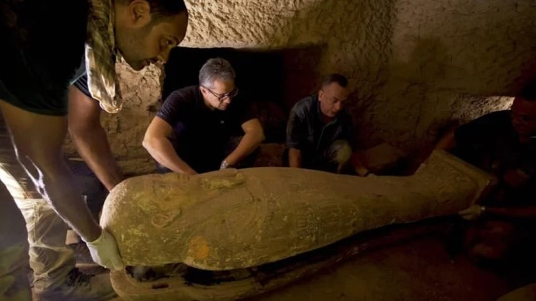 Descubren 13 ataúdes de 2.500 años de antigüedad completamente sellados e intactos