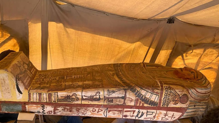 Descubren 14 sarcófagos intactos de 2.500 años en Egipto