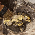Adolescentes encuentran un tesoro de monedas de oro de hace 1.000 años