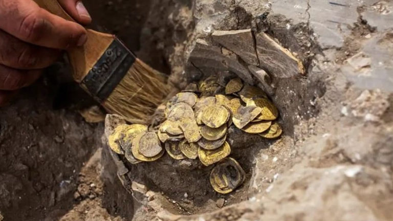 Adolescentes encuentran un tesoro de monedas de oro de hace 1.000 años