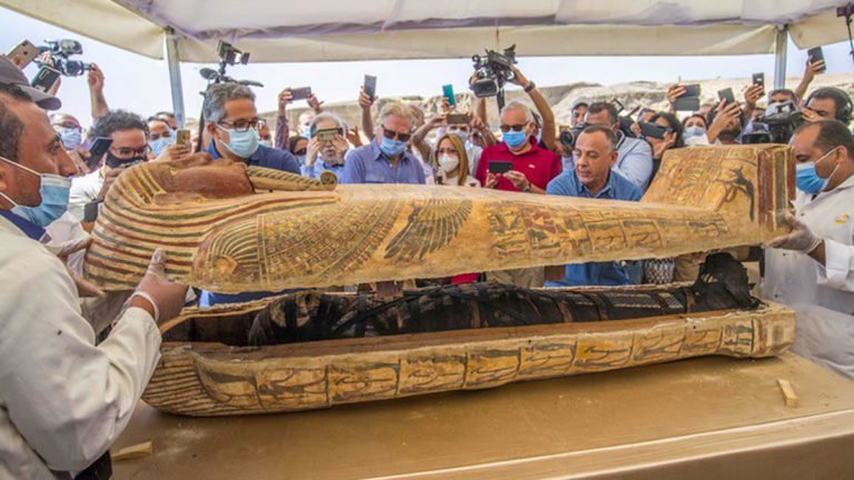 Revelan el interior de 59 sarcófagos de 2600 años encontrados en Egipto