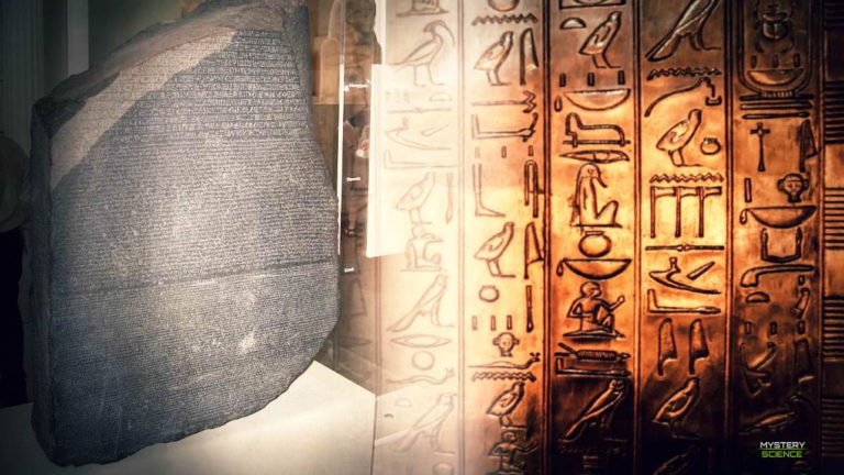 El elemento que permitió comprender el idioma y la escritura del antiguo Egipto: La piedra de Rosetta