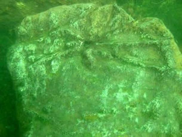 Tallas encontradas en una de las piedras de las ruinas submarinas del lago Fuxian