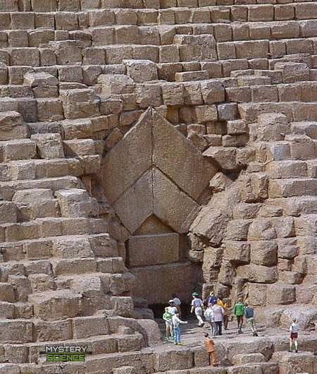 Existe un total de 3 puertas giratorias en la pirámide de Giza