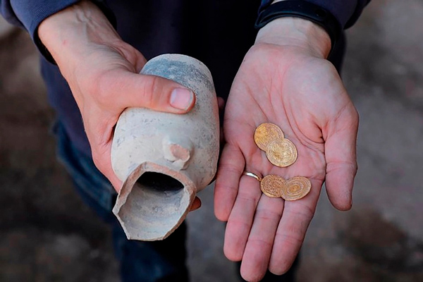 cuatro monedas de oro milenarias cerca del Muro de las Lamentaciones