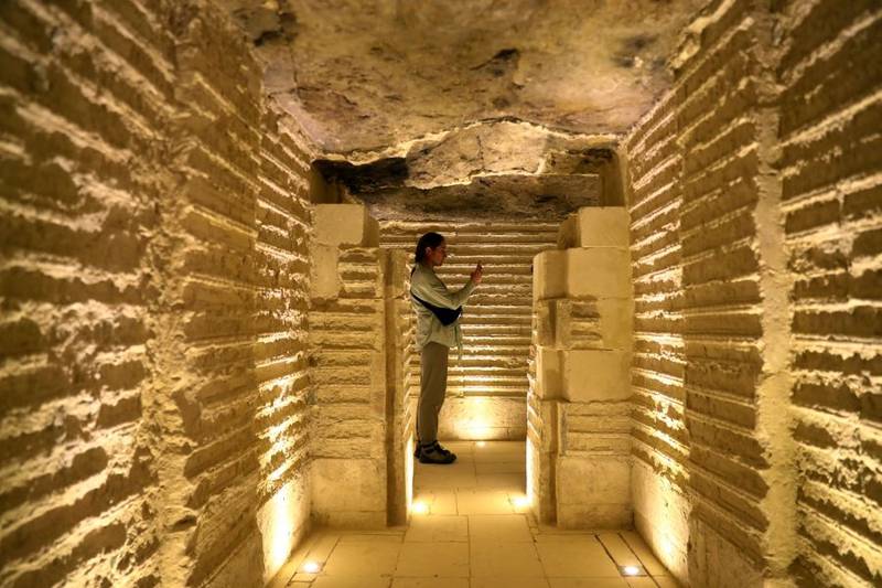 Visitante al interior de la pirámide de Zoser