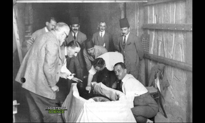 Howard Carter, Lord Carnarvon y otros mientras examinan la momia del rey Tut en 1922