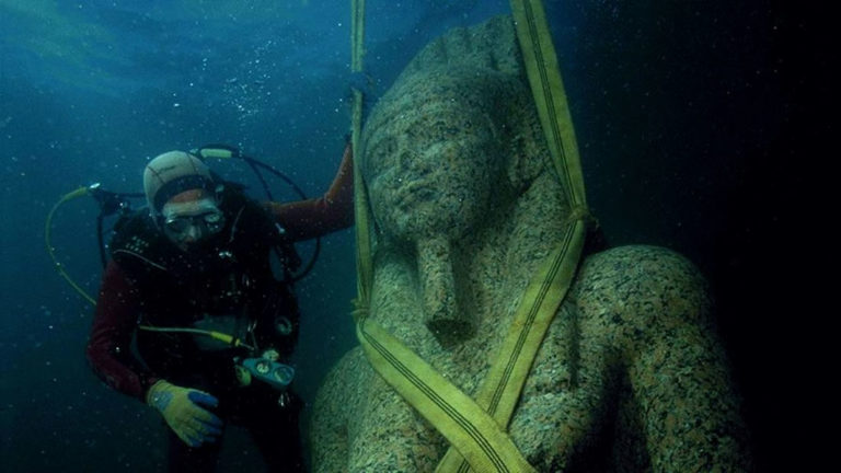 La asombrosa ciudad del antiguo Egipto hallada bajo el agua