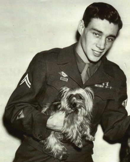 William «Bill» Wynne sostiene a Smoky, el Yorkshire terrier que adoptó en Filipinas mientras servía en la Fuerza Aérea del Ejército de los Estados Unidos durante la Segunda Guerra Mundial