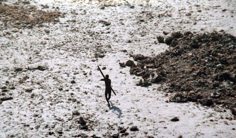 Un indígena de Sentinel del Norte en una foto tomada en 2004