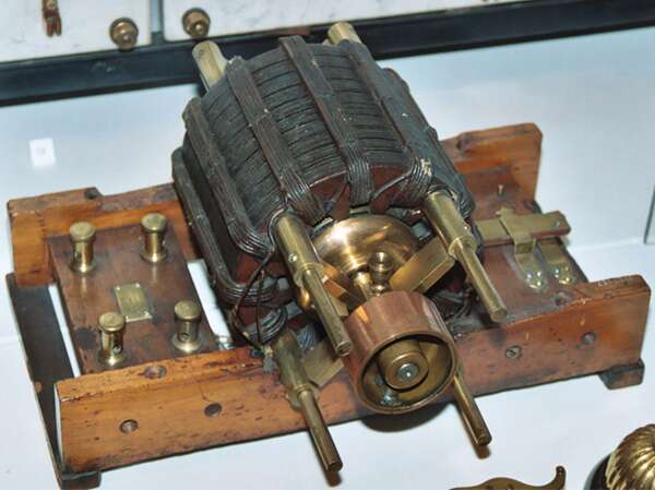 Uno de los motores de inducción AC Tesla originales