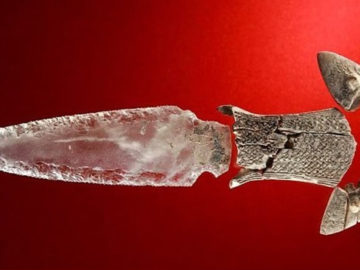 Descubren una daga de cristal de 5.000 años en una tumba prehistórica