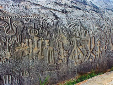 La indescifrable escritura hallada en una roca de 6,000 años