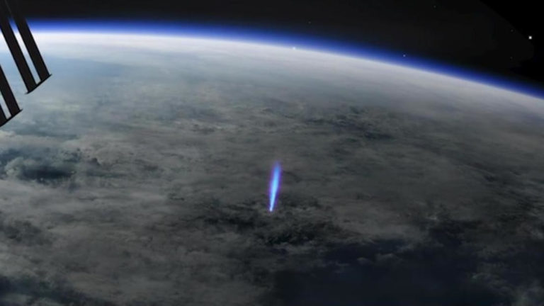 Captan por primera vez un inusual destello azul en la atmósfera de la Tierra